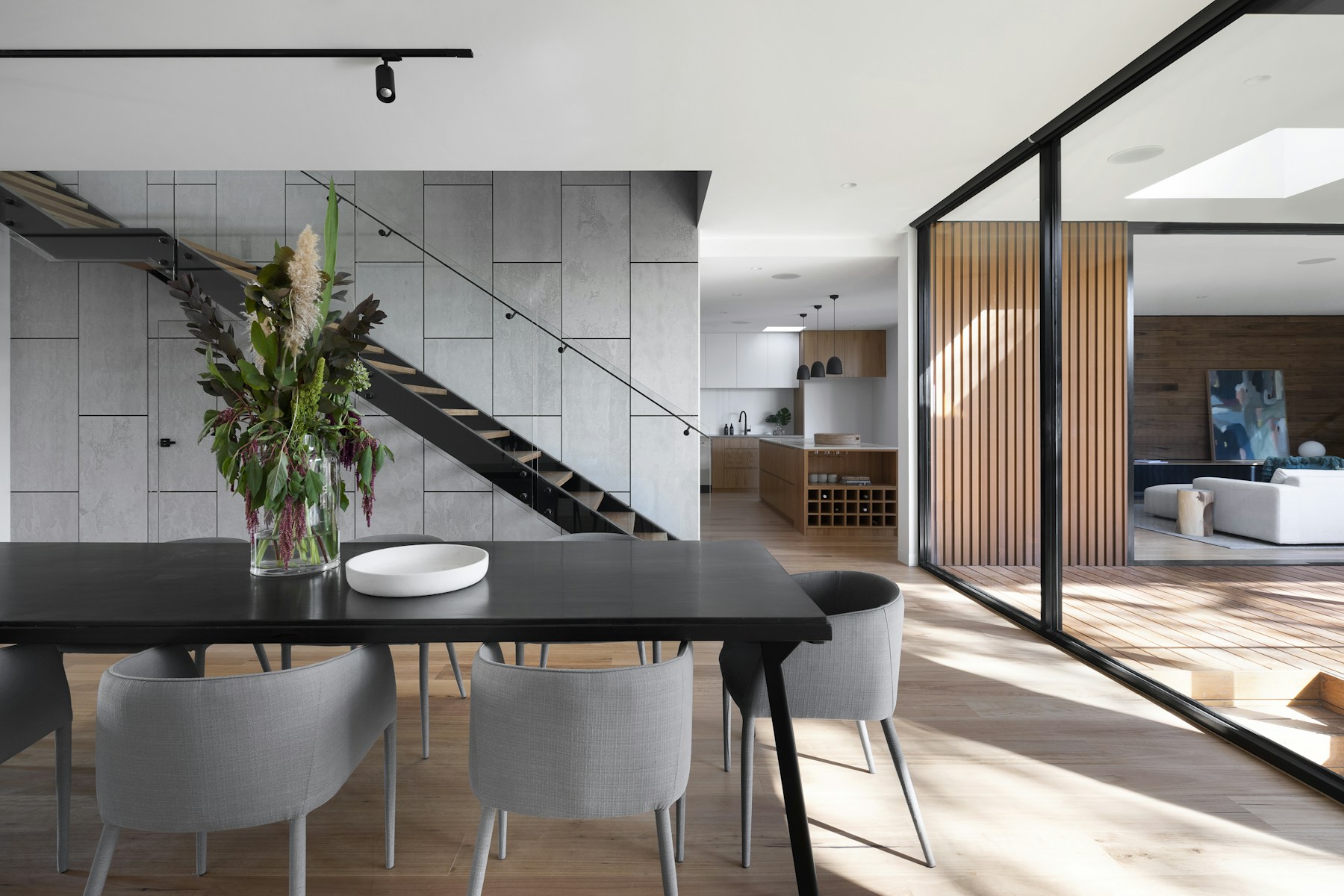 Intérieur lumineux ouvert sur une terrasse arborée
